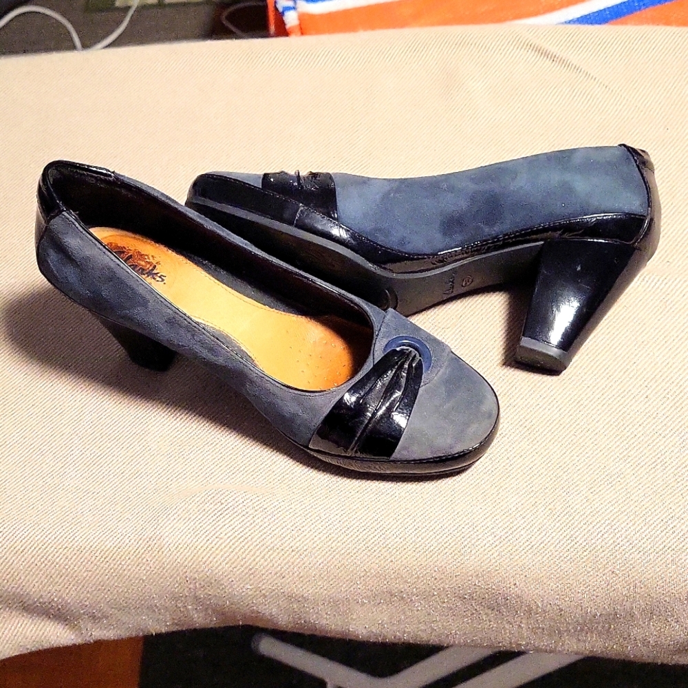 Clark's Artisan grey suede ladies shoes size USA 6.5 M pre-owned.